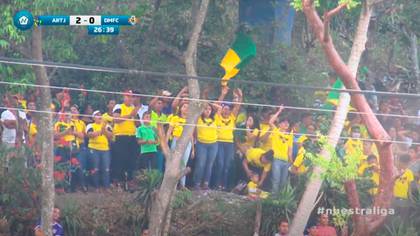 los fans del Jalapa sobre un cerro