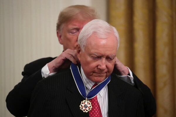 Donald Trump coloca la medalla al senador Orrin Hatch (Reuters)