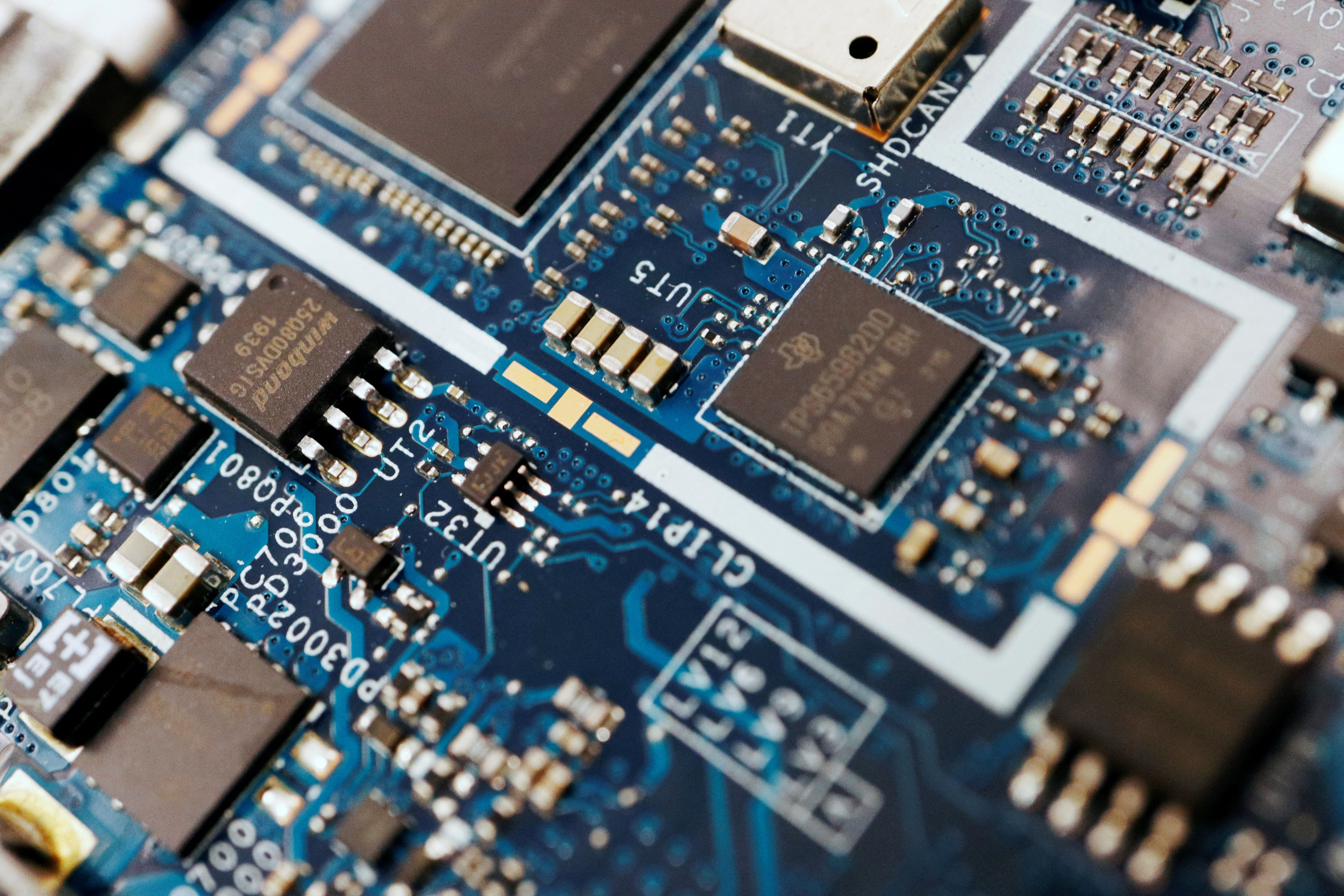 Chips semiconductores se ven en una placa de circuito de un ordenador en esta foto ilustrativa tomada el 25 de febrero de 2022. REUTERS/Florence Lo/Archivo