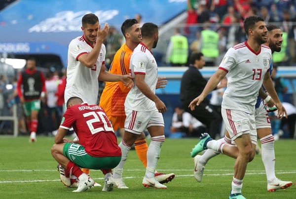 La alegría de los iraníes y la desazón del autor del gol en contra (REUTERS/Pilar Olivares)