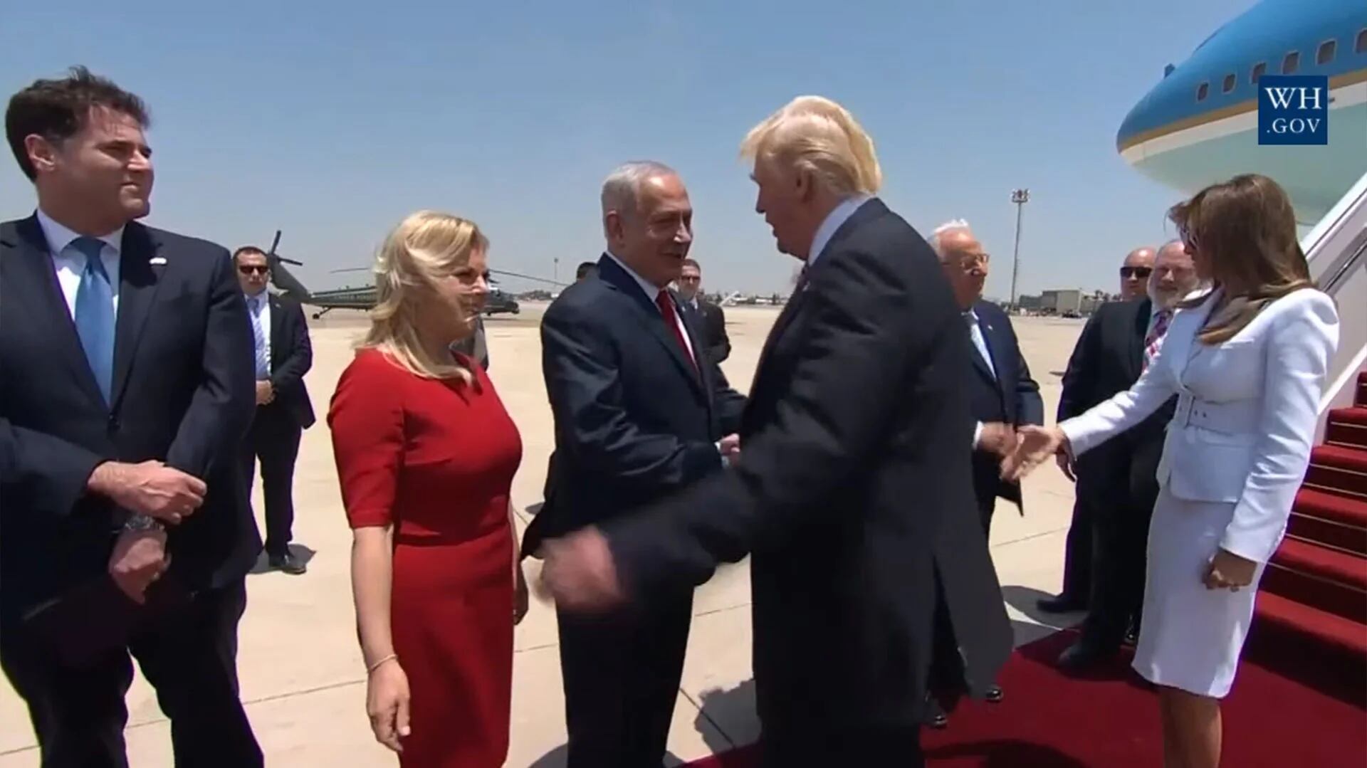 Trump saluda al primer ministro Netanyahu tras descender del avión presidencial