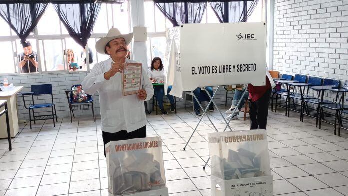 Armando Guadiana acudió a votar en compañía de Mario Delgado, presidente nacional de Morena. (Ángel Aguilar)