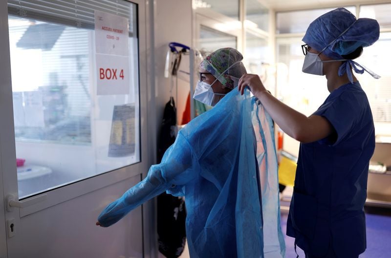 Trabajadores de la salud reclaman que no siempre tienen los equipos suficientes de protección adecuados (REUTERS/Christian Hartmann)