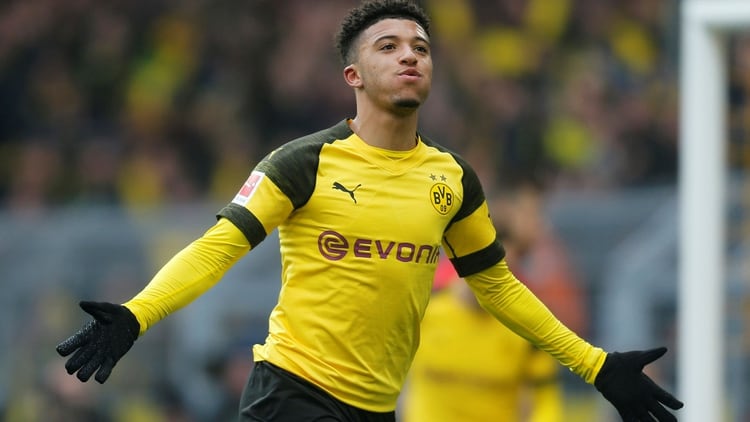 Jadon Sancho, futbolista inglés de 19 años, es una de las figuras del Borussia Dortmund (Reuters)