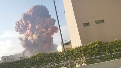 Una columna de humo se eleva luego de la explosión. (Reuters)