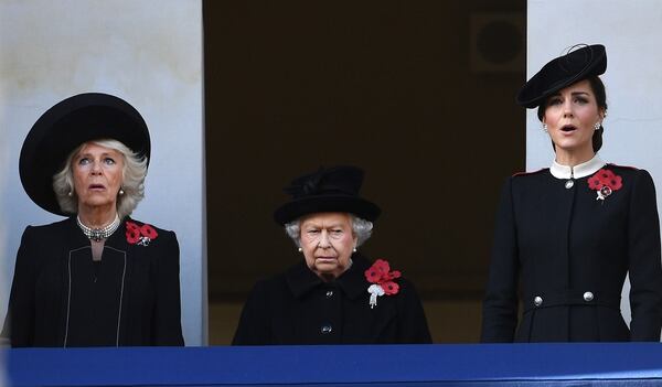 Camilla Parker Bowles, la reina Isabel II y Kate Middleton (EFE)