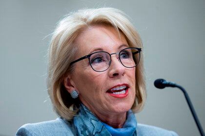 La secretaria de Educación de EE.UU., Betsy DeVos, renunció este jueves a su cargo debido al asalto al Capitolio por parte de seguidores del presidente saliente Donald Trump