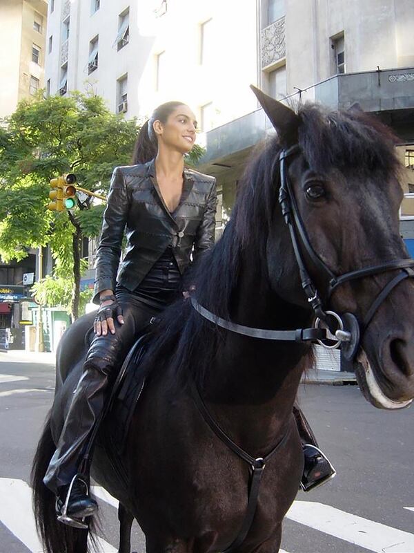Lucia Trotz conducía un programa de caballos