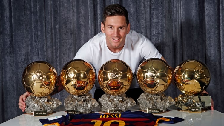 Leo Messi posa con los cinco balones de oro que tiene en casa. Solo Cristiano tiene tantos como él.