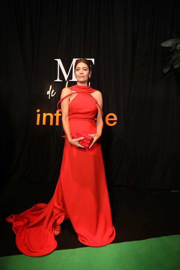 Lila Juan, diseñadora de Flaneur, nominada como mejor diseñadora de accesorios con un vestido rojo de Min Agostini y un clutch de su firma 