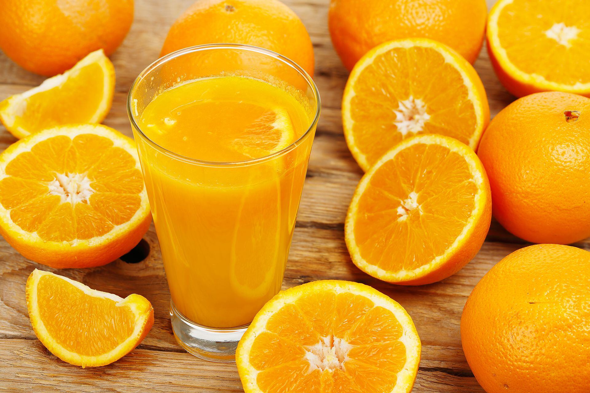 Beber jugo de naranja tiene efectos antioxidantes y es beneficioso para la salud cardiovascular y renal (Getty)
