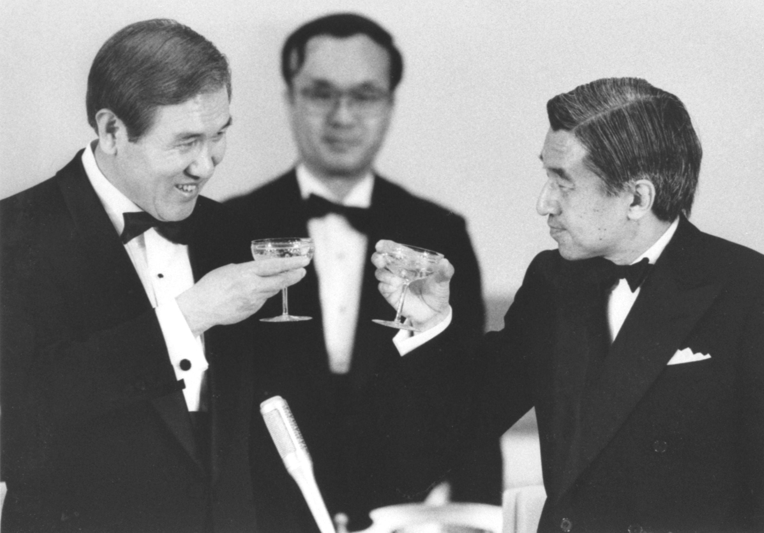 El emperador japonés Akihito (derecha) brinda con el presidente de Corea del Sur, Roh Tae-woo, durante un banquete ofrecido por el en el Palacio Imperial de Tokio, Japón, el 24 de mayo de 1990 (Kyodo / vía REUTERS / Archivos / Foto de archivo)
