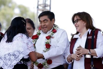 Polevnsky (derecha) festejó junto a Barbosa el triunfo electoral en la gubernatura de Puebla (Foto: Mireya Novo/ Cuartoscuro)