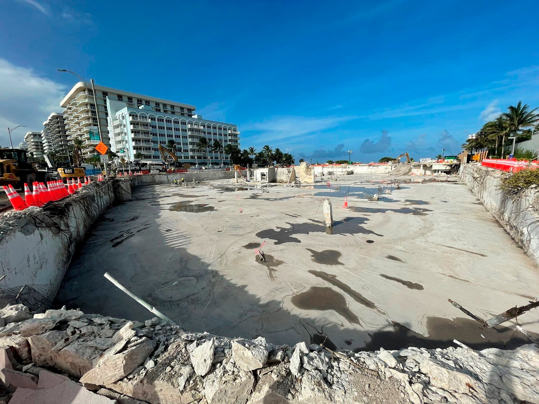 Fotografía divulgada hoy miércoles por el senador Jason Pizzo en sus redes donde se muestra el solar donde hasta hace poco había una montaña de escombros de un edificio residencial cuya mitad colapsó y la otra fue derrumbada en la ciudad de Surfside, Florida (EE. UU). EFE/Senador Jason Pizzo 