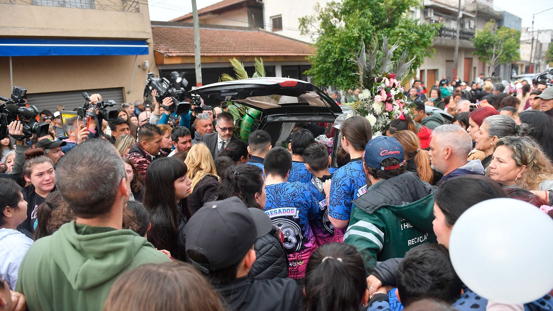 La multitud despidió los restos de Morena tras el velatorio en la casa de su papá (Maximiliano Luna)