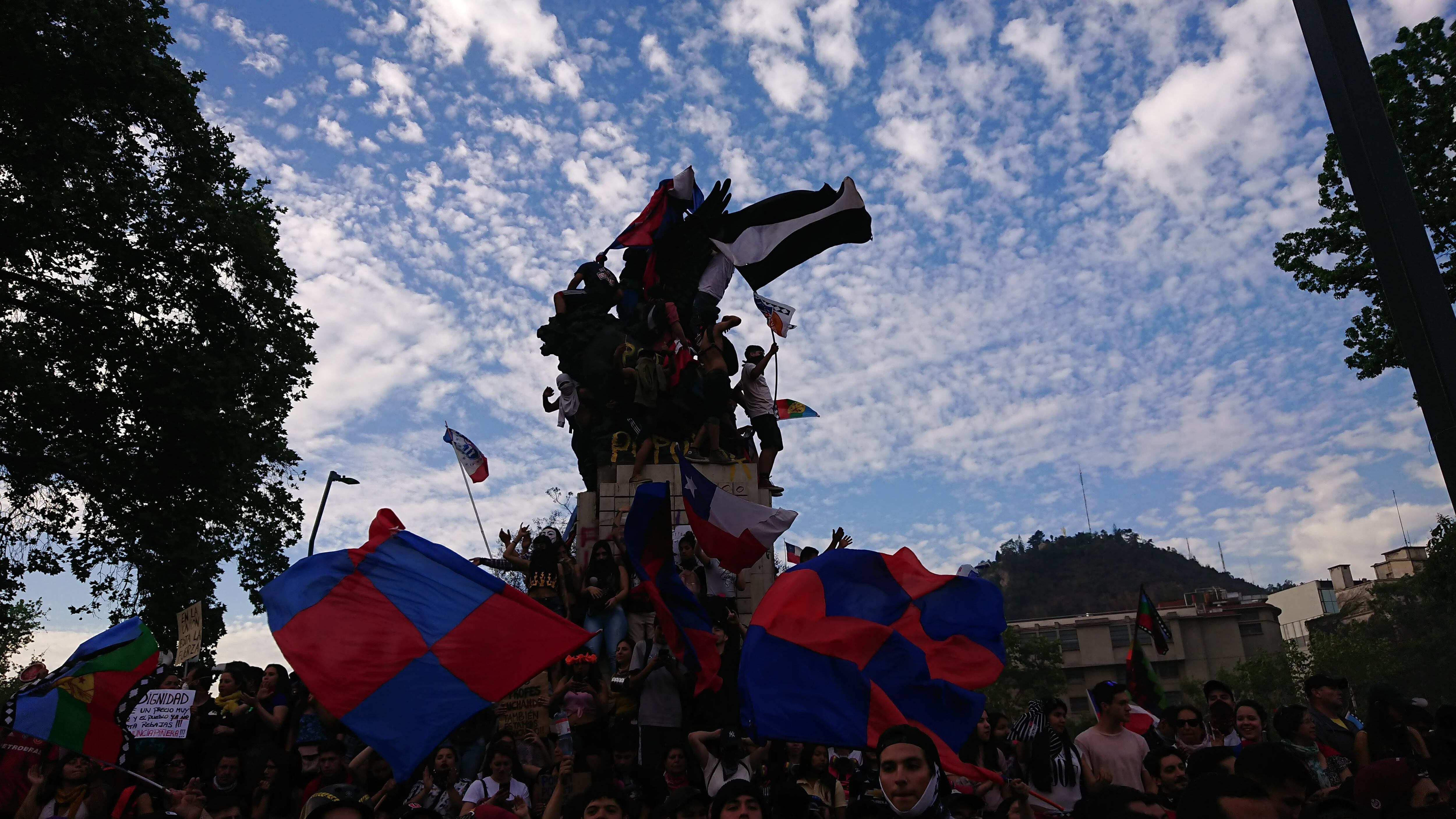 Salvo banderas políticas, las hubo de todos los colores. Incluso de equipos de fútbol rivales como la U de Chile y el Colo Colo. La manifestación fue absolutamente en paz.