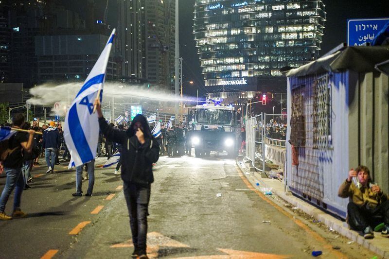 FOTO DE ARCHIVO. Las fuerzas de seguridad utilizan un cañón de agua para dispersar a los asistentes a una manifestación contra el plan de reforma judicial del primer ministro israelí, Benjamin Netanyahu, y su Gobierno de coalición nacionalista, en Tel Aviv, Israel. 27 de marzo de 2023. REUTERS/Itai Ron