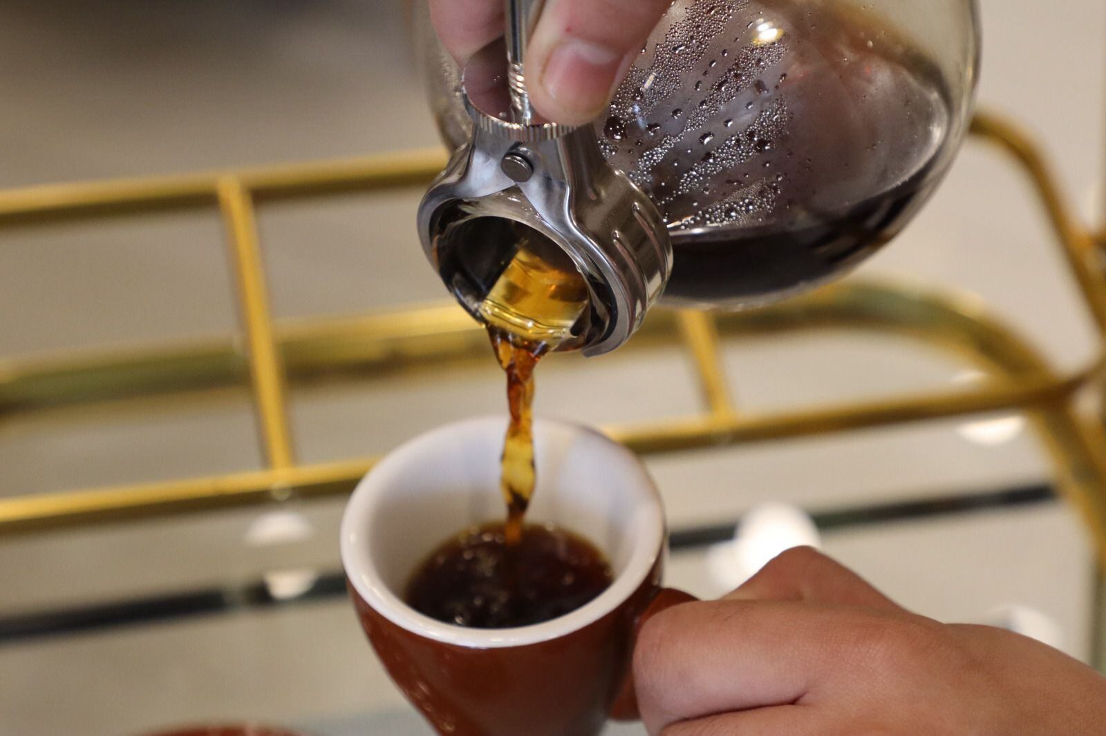 La cafeína, presente en nuestra taza diaria, puede tener efectos tanto positivos como negativos en nuestra salud, según la cantidad consumida
peruano en los mercados internacionales. Foto: Paula Elizalde / Infobae
