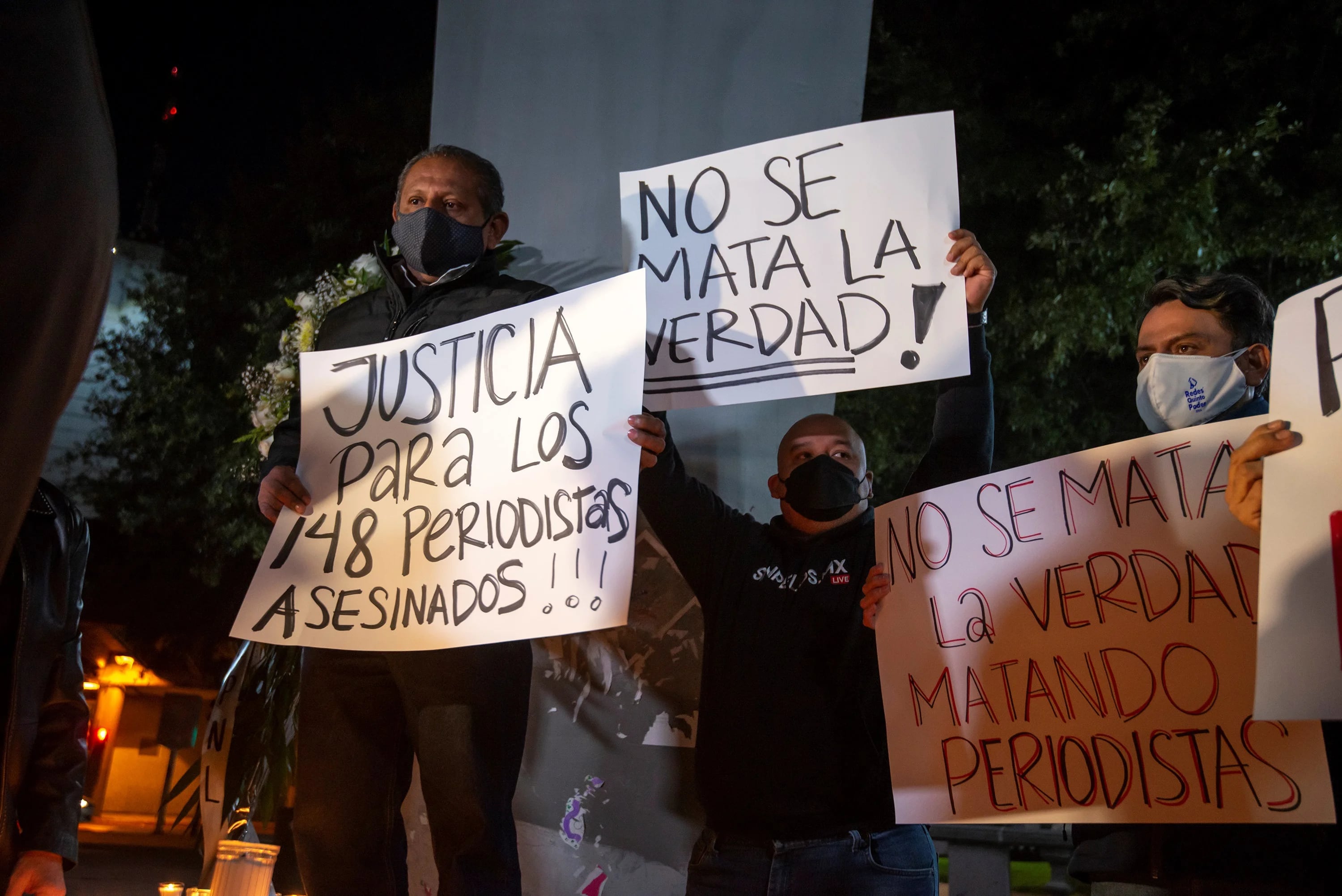 Un grupo de fotógrafos y reporteros de medios de comunicación del noreste de México protestan en el monumento a la Libertad de Expresión para rechazar la violencia en contra de sus colegas y el oficio de informar. Foto: EFE/ Miguel Sierra 