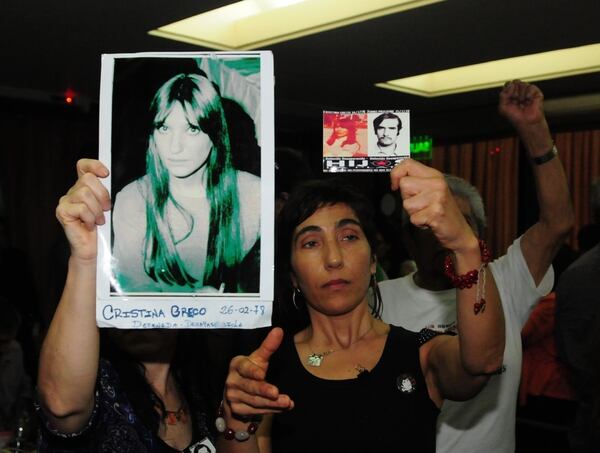 María Isabel Prigione Greco, con las fotos de sus padres desaparecidos