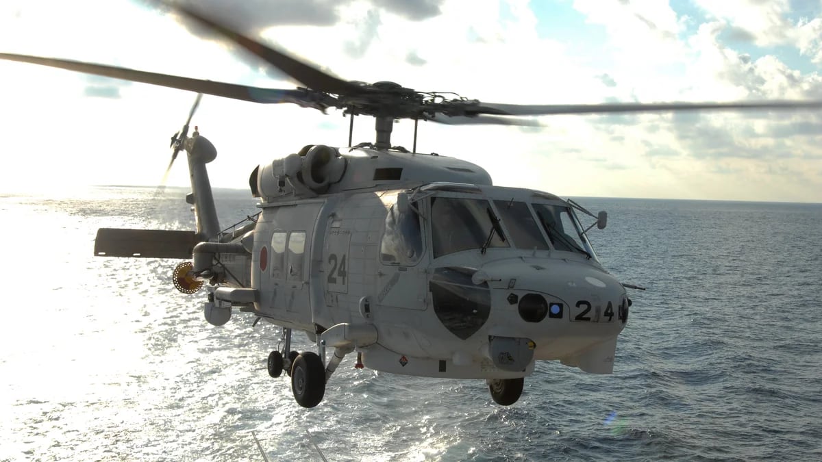Al menos un muerto y siete desaparecidos por el choque de dos helicópteros del Ejército de Japón sobre el océano Pacífico