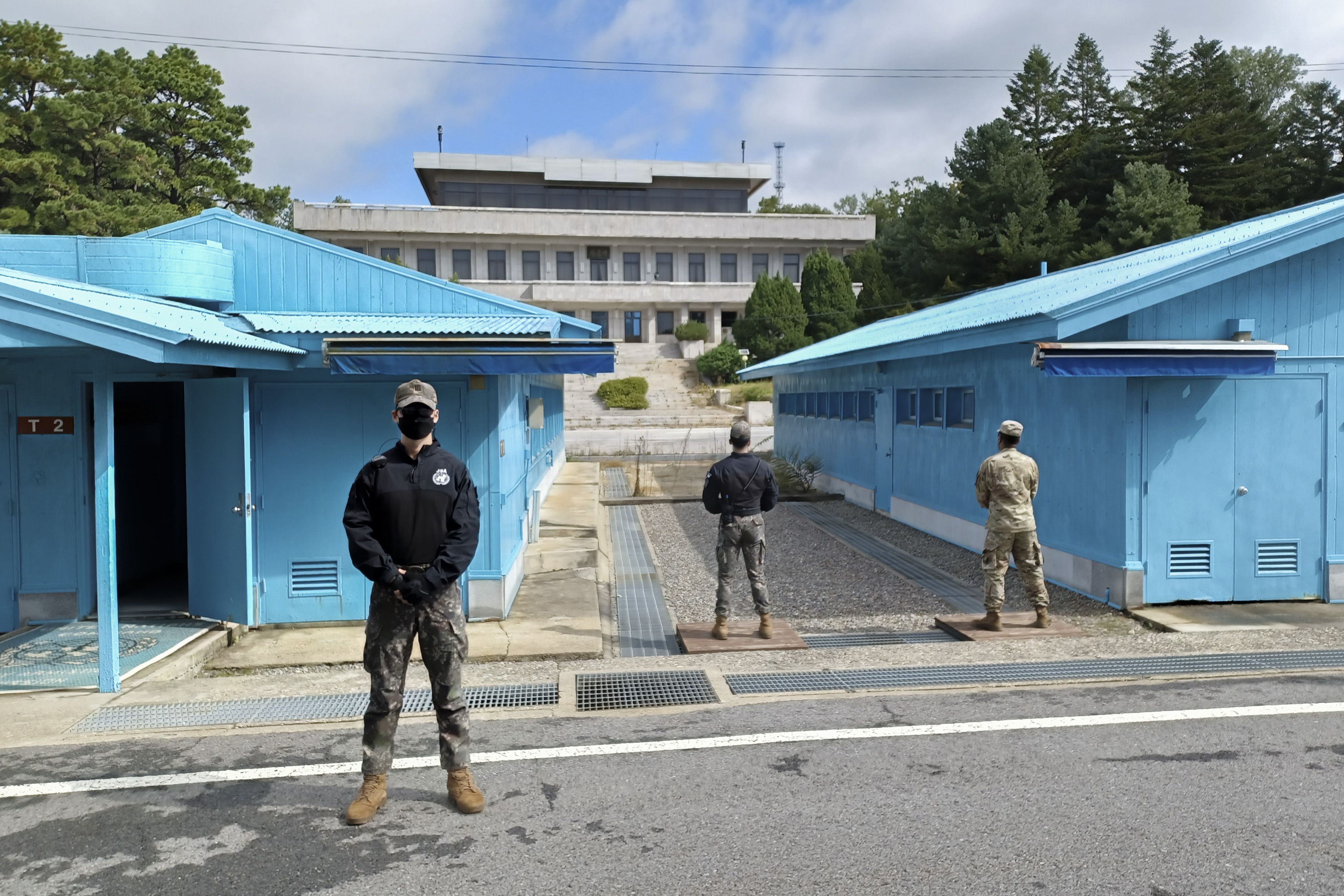 Soldados de las dos Coreas en la línea que divide ambos países. EFE/Andrés Sánchez Braun
