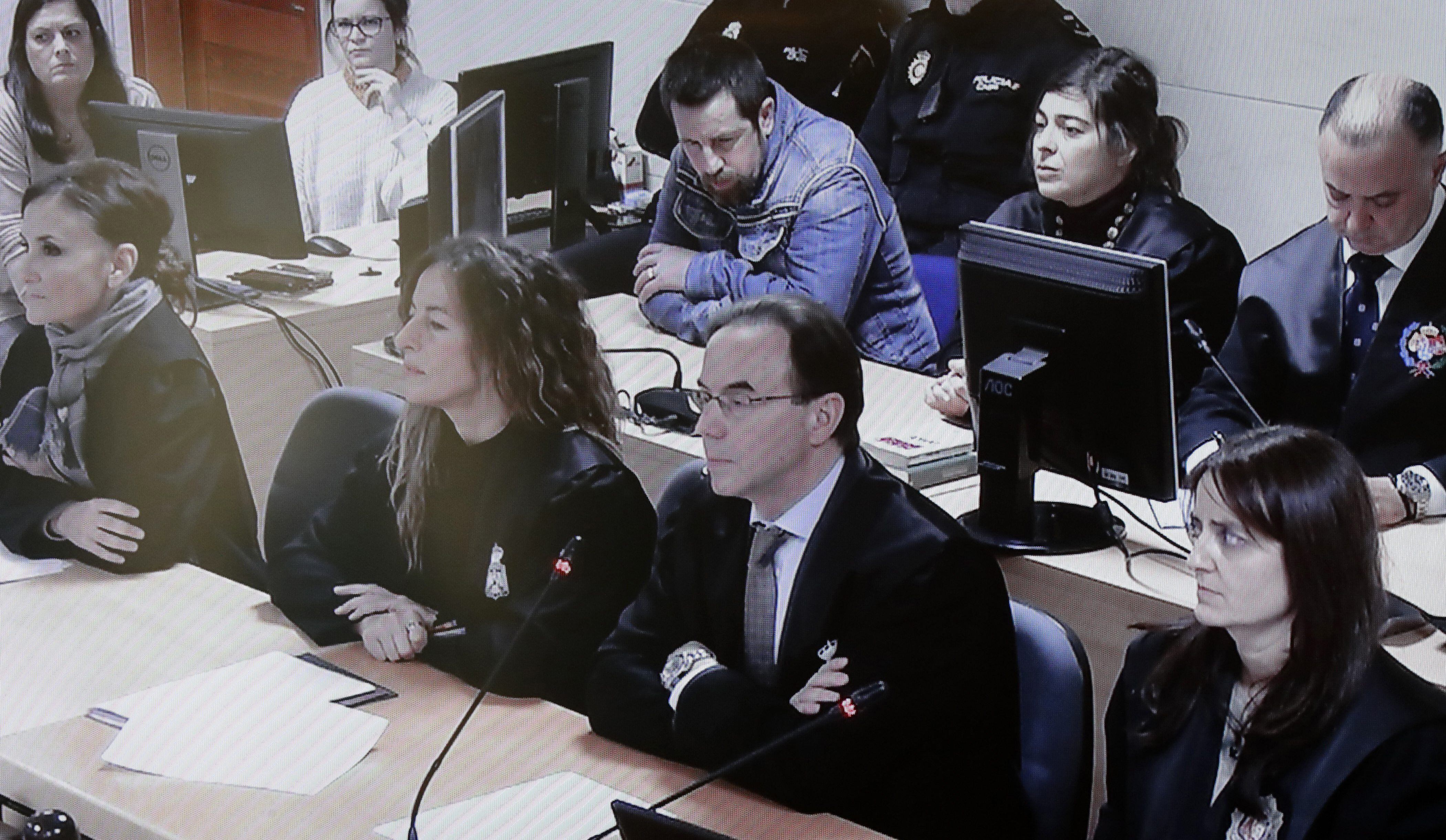 Enrique Abuín, "el chicle" (centro arriba, cazadora vaquera), único acusado por la muerte de Diana Quer, mientras escucha el veredicto del jurado tras el juicio, este sábado en los juzgados de Santiago de Compostela (EFE)