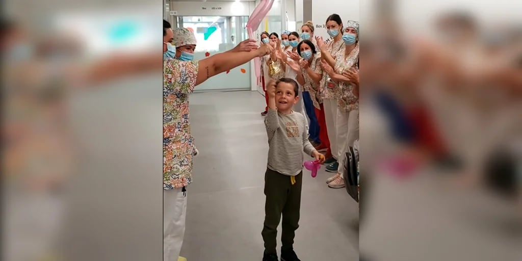 El emotivo video del niño argentino que hizo sonar la campana en un hospital de España luego de vencer al cáncer
