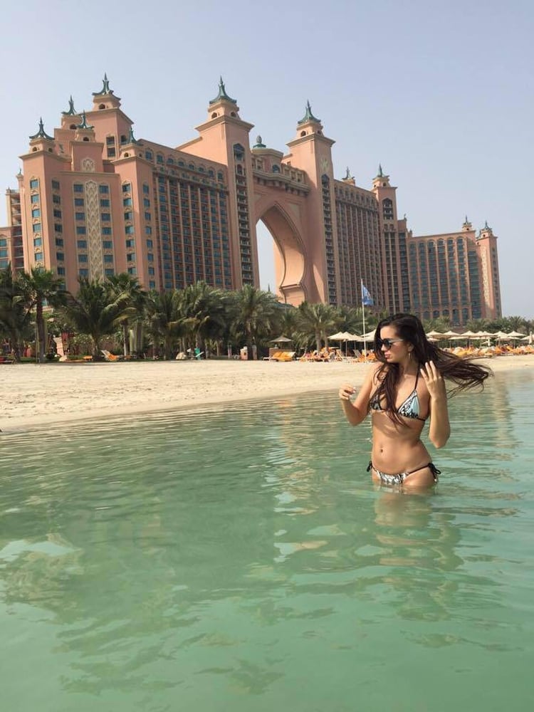 Carolyn Adams frente al hotel Atlantis en Dubai (Foto: Facebook)
