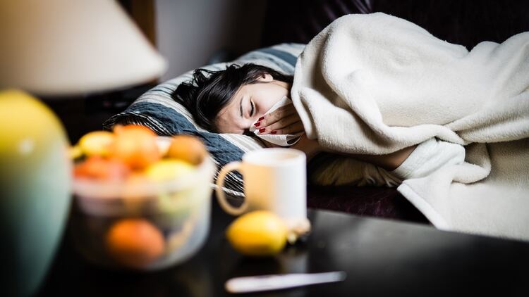 La gripe presenta síntomas similares al resfrío, pero más intensos con dolor muscular y fatiga