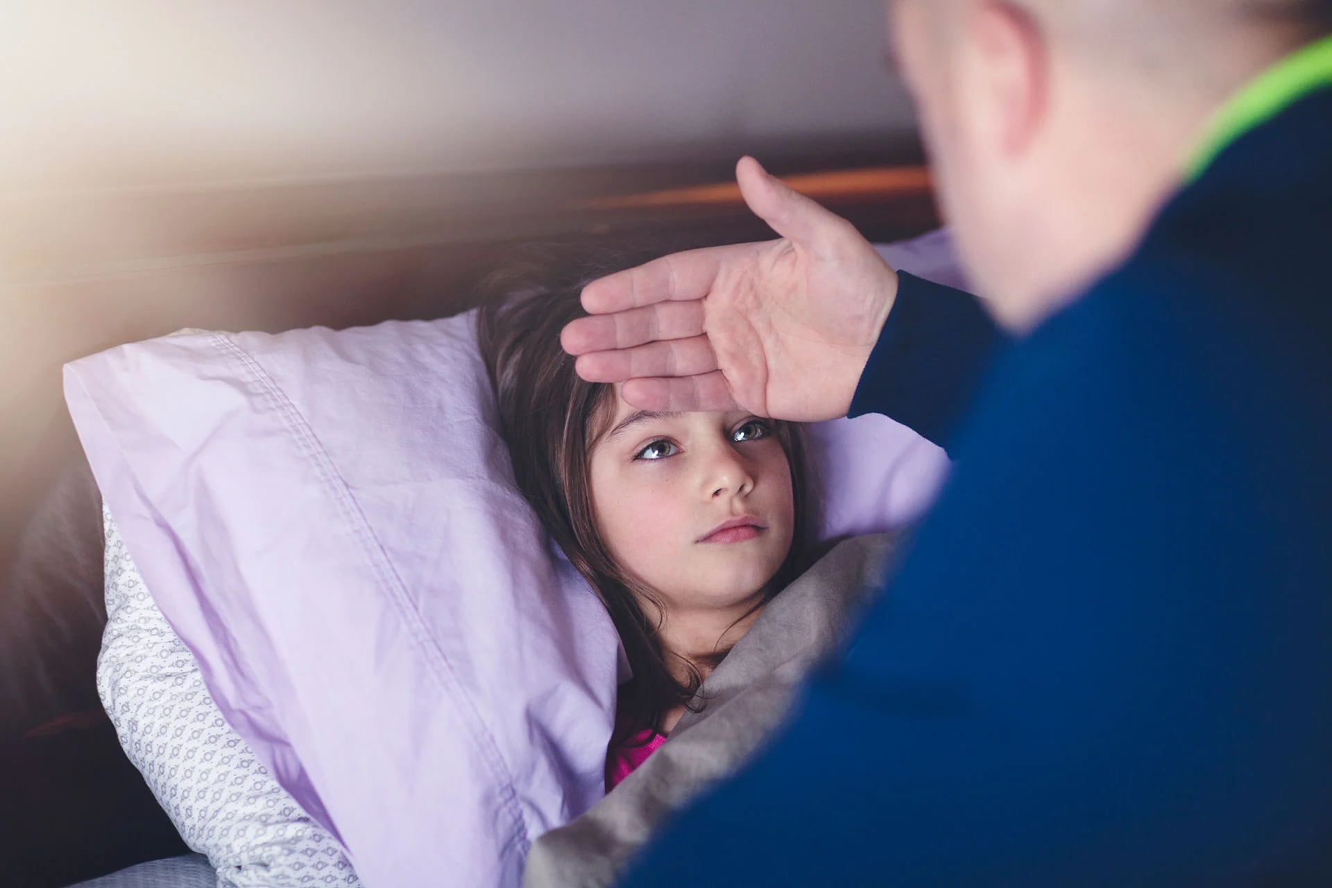 Los padres deben estar atentos a los síntomas y, en caso de no percibir mejoras con el paso de los días, hay que acudir a una guardia (Getty)