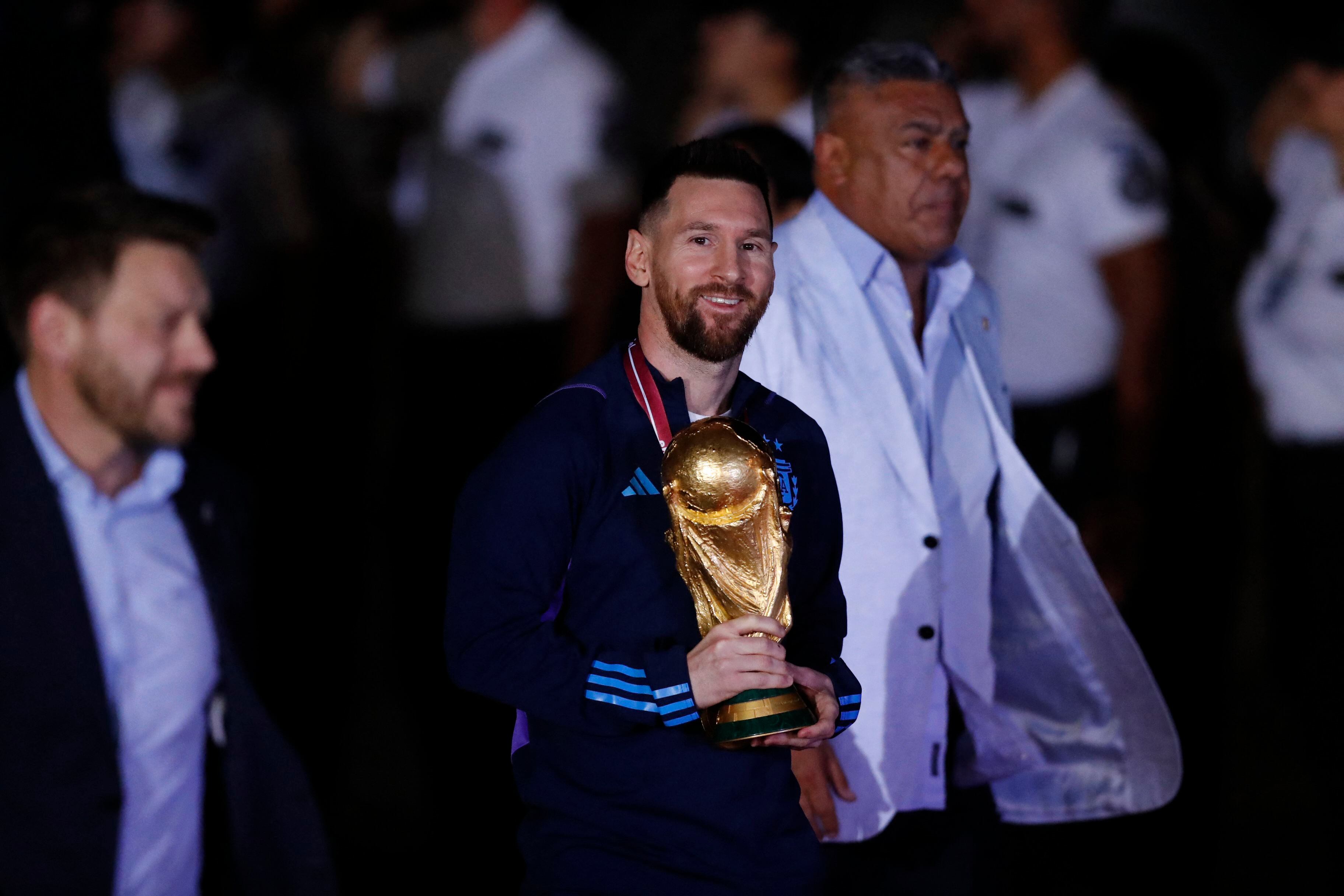 Lionel Messi junto a la más linda de todas. La Copa del Mundo junto al mejor del planeta (REUTERS/Agustin Marcarian)