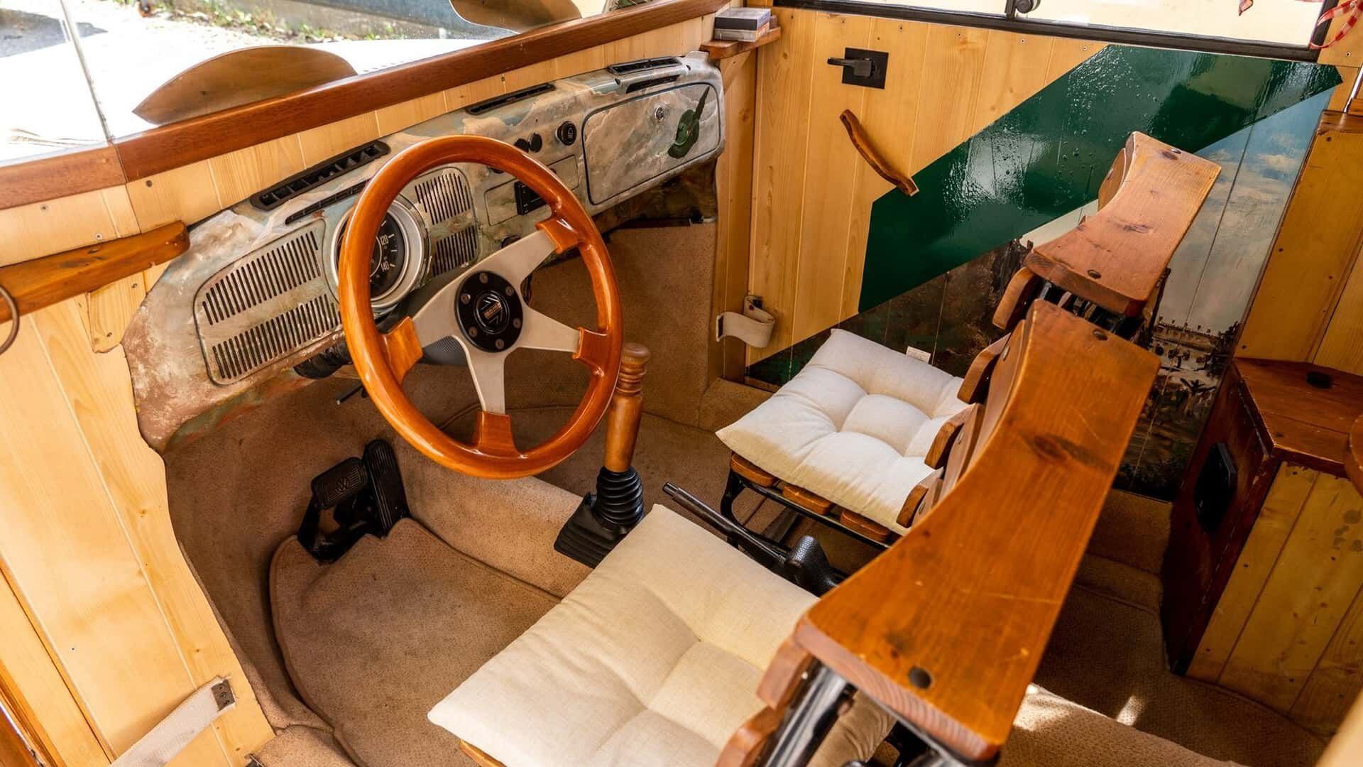 El volante y la palanca de cambios también son de madera. Todo el piso interior está cubierto de una cálida alfombra