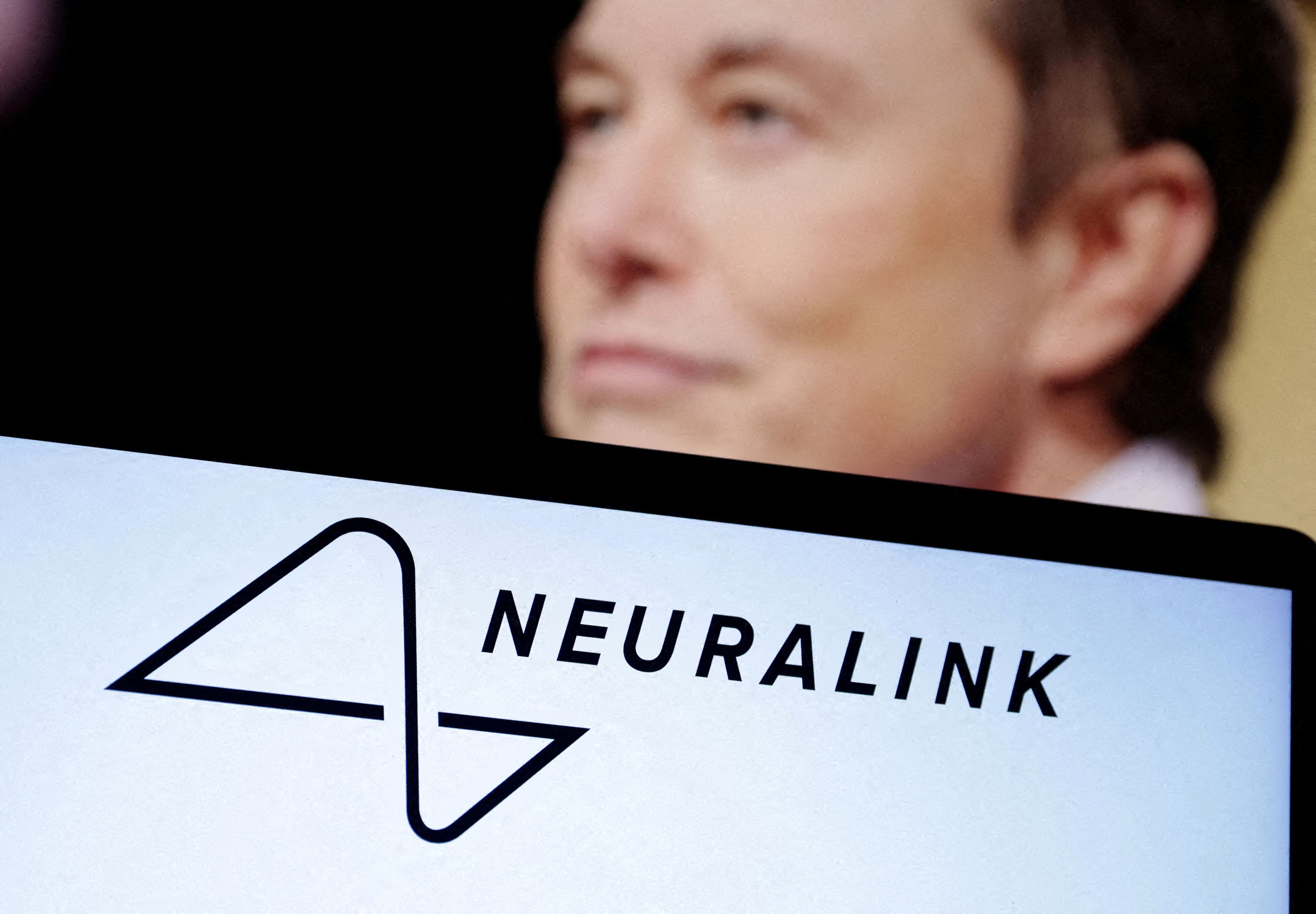 Neuralink logró realizar el primer implante exitoso de un chip cerebral en humanos. (REUTERS/Dado Ruvic/Illustration)