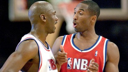 Jordan y Kobe Bryant, rivales en la cancha, grandes amigos fuera de ella (REUTERS/Alan Mothner)