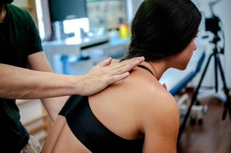 Las palmadas en la espalda son un recurso innato y efectivo ante un atragantamiento (Shutterstock)