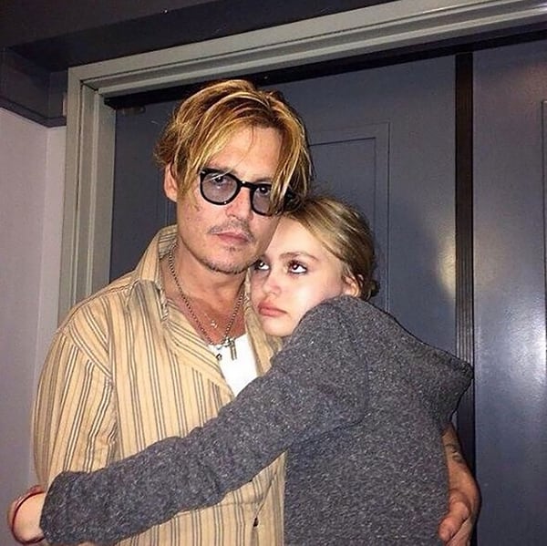 Una tierna imagen con su papá Johnny Depp
