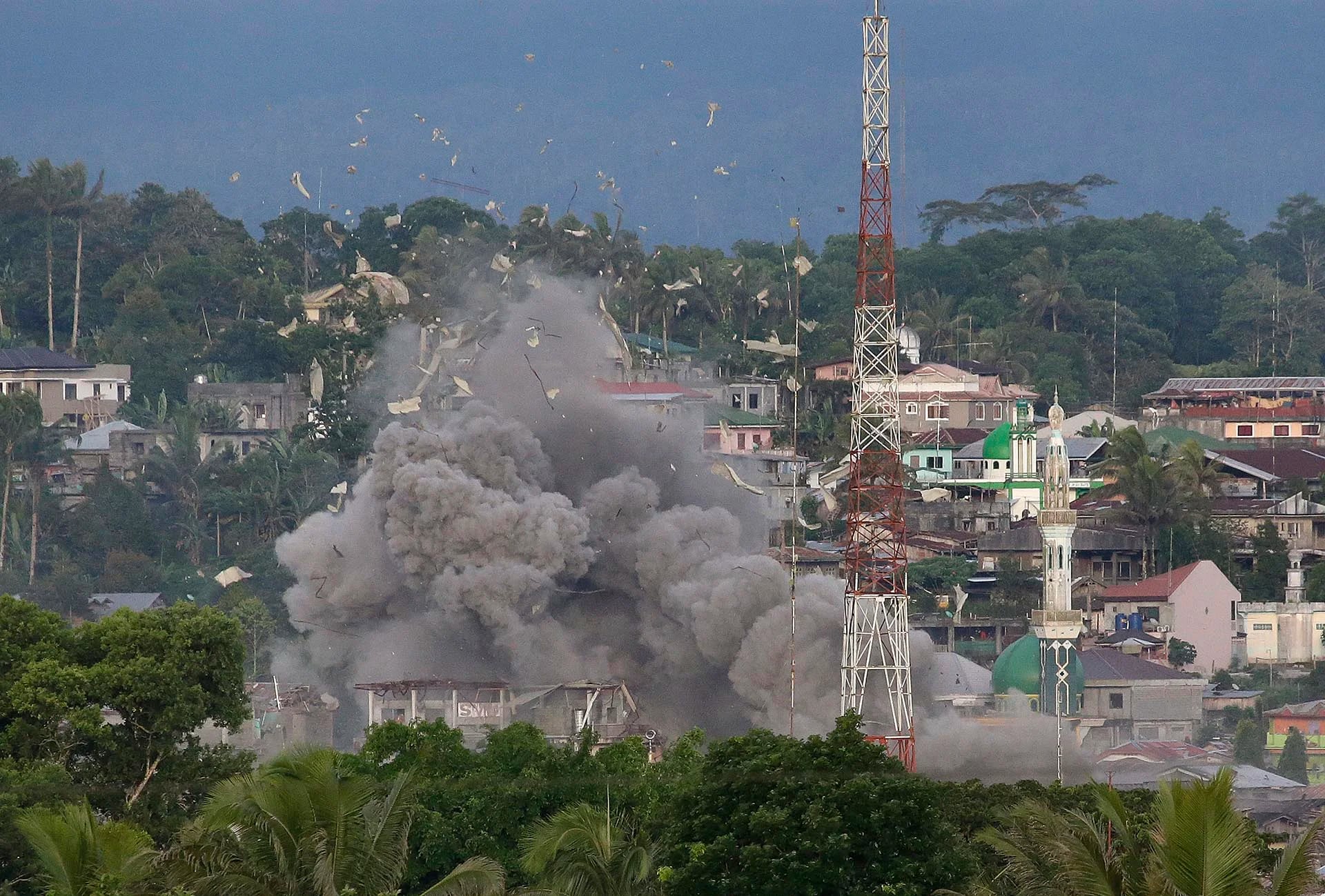 La Fuerza Aérea filipina bombardea lugares sospechados de pertenecer al Estado Islámico en la ciudad de Marawi