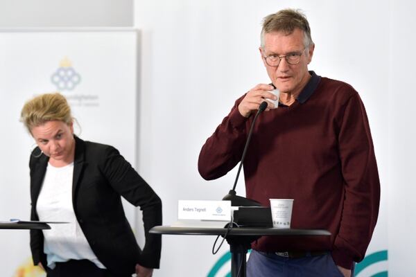 El epidemiólogo estatal Anders Tegnell de la Agencia de Salud Pública de Suecia y Johanna Sandwall de la Junta Nacional de Salud y Bienestar se preparan para una conferencia de prensa por coronavirus, en Estocolmo (Reuters)