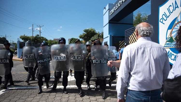 Al día siguiente de la toma de su periódico, Carlos Fernando Chamorro llegó al edificio central de la Policía a pedir explicaciones y fue echado a la fuerza por antimotines. (Foto Confidencial/Carlos Herrera)