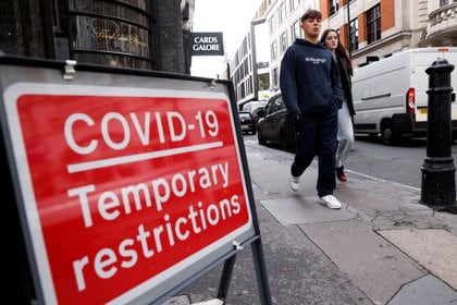 Señal de advertencia de restricciones de coronavirus en Londres, Soho.  (REUTERS / John Sibley)