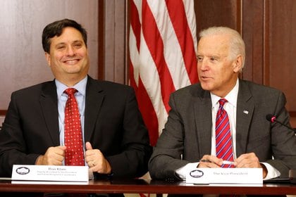 Joe Biden, cuando era vicepresidente, junto a quien será su jefe de personal, Ron Klein, el 13 de noviembre de 2014 (REUTERS / Larry Downing / File Picture)