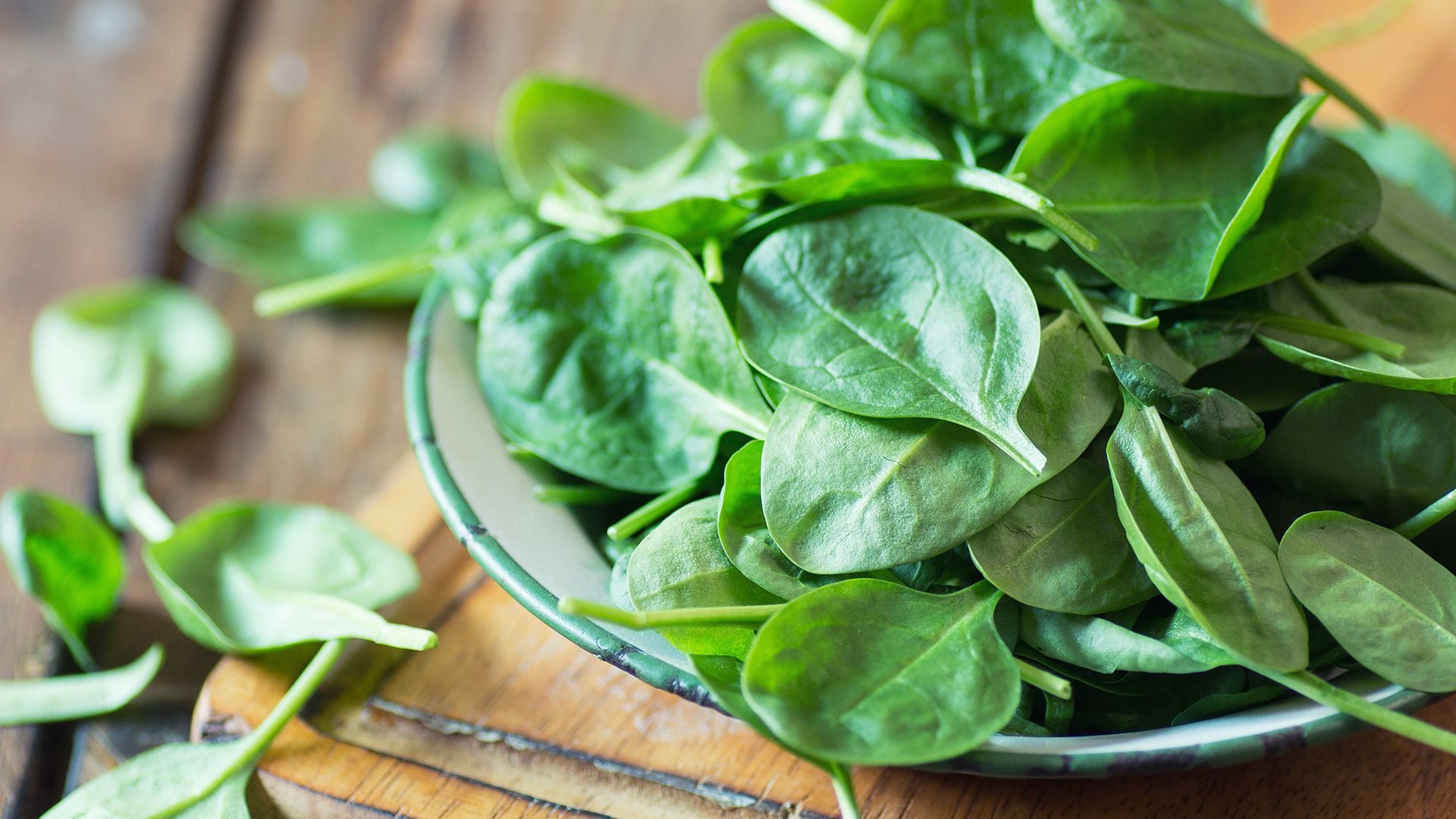  La mayor parte del magnesio en la dieta proviene de los vegetales, como las verduras de hoja verde oscura (iStock)