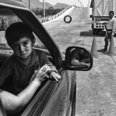 Un niño espera en un puesto de control de la milicia ciudadana en San Miguel Totolapán. Foto: Michael Robinson Chavez/The Washington Post