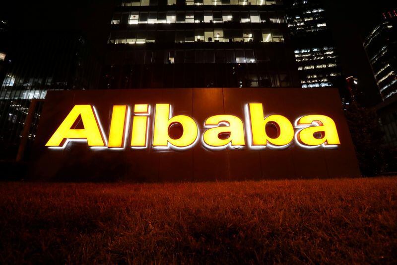 El logotipo de Alibaba Group en su edificio de oficinas en Pekín, China, 9 de agosto de 2021. REUTERS/Tingshu Wang
