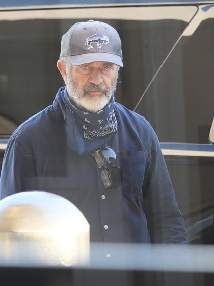 Día en familia. Mel Gibson se reencontró con sus seres queridos cuando llegó al aeropuerto de Los Ángeles. Llevaba puesta una camisa azul, una gorra y un pañuelo en su cuello que utilizó de tapabocas (Fotos: The Grosby Group)