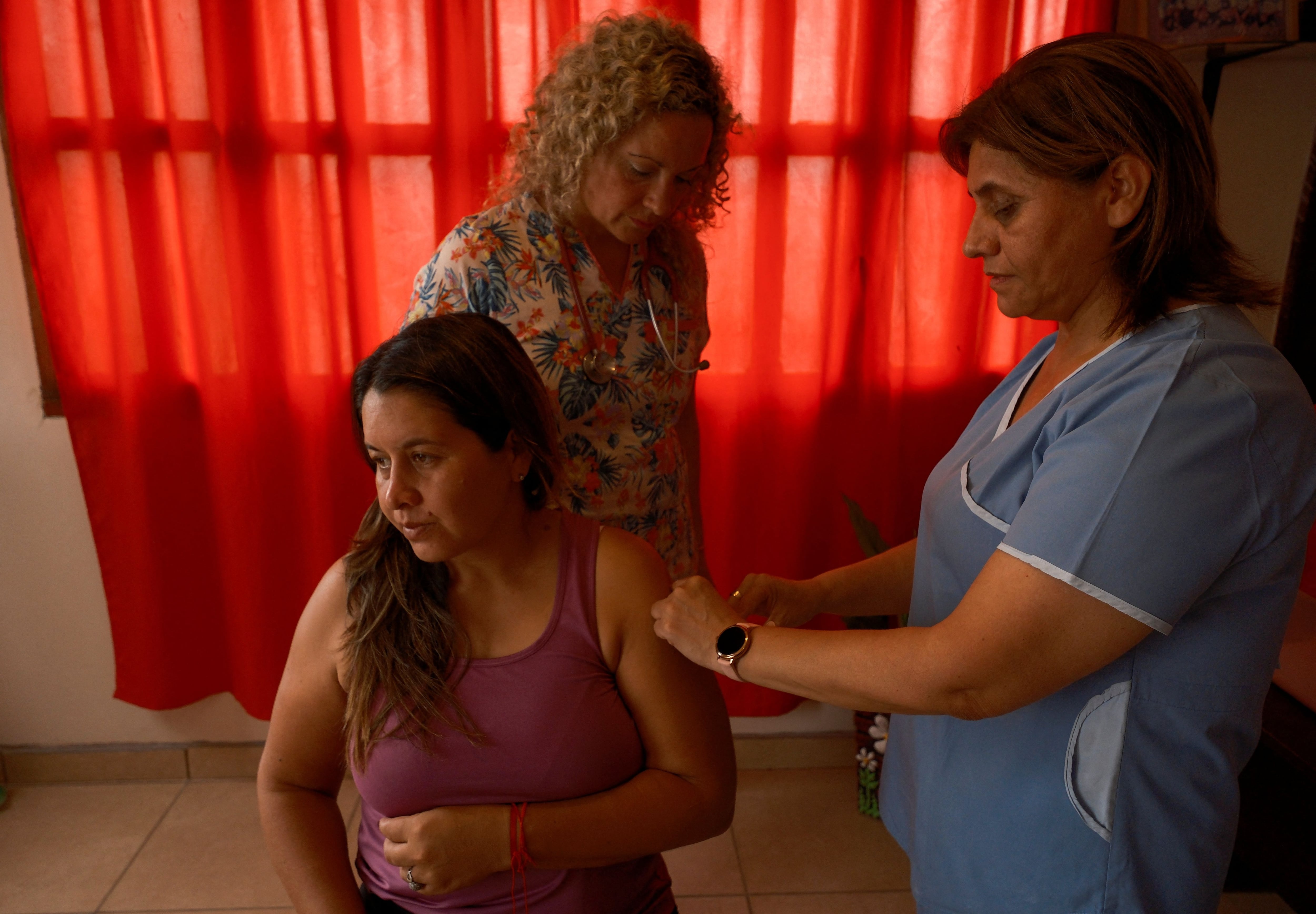 Algunas provincias comenzaron su plan de vacunación contra el dengue. REUTERS/Javier Corbalan