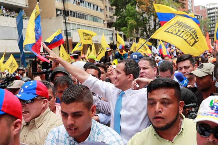 Presidente encargado de Venezuela, Juan Guaidó, rodeado por simpatizando en una marcha 