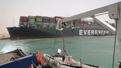 Una imagen distribuida por la Autoridad del Canal de Suez el 25 de marzo de 2021 muestra remolcadores egipcios que intentan liberar el carguero MV Ever Given (Evergreen) (AFP)