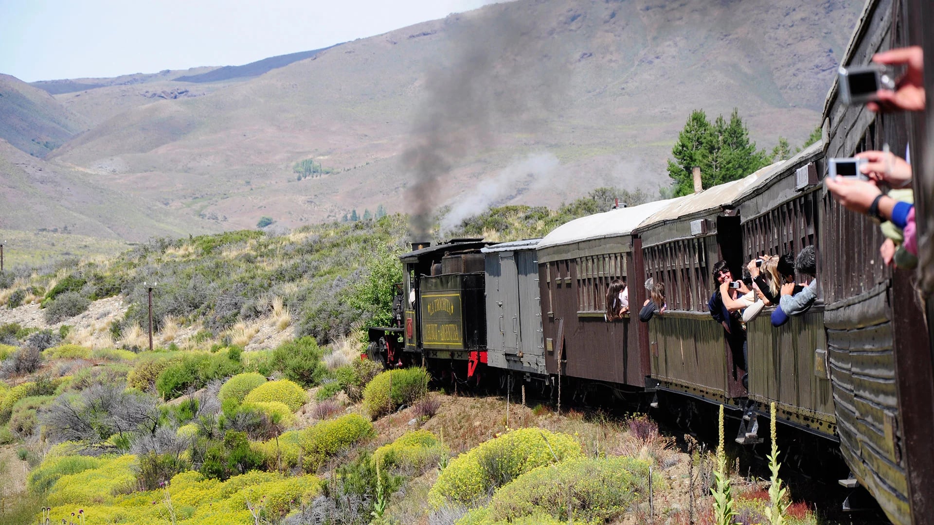 Con sus pequeños vagones y mucho encanto, la Trochita es uno de los pocos trenes a vapor que sigue corriendo en el mundo. Desde la chubutense ciudad de Esquel, recorre 18 kilómetros hasta Nahuel Pan y regresa (Carlos Mir)